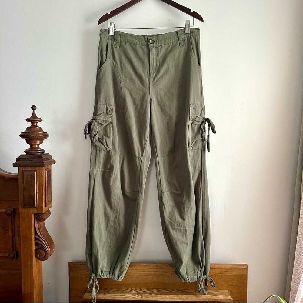 Jacquie The Label • Cotton Cargo Pants in Green